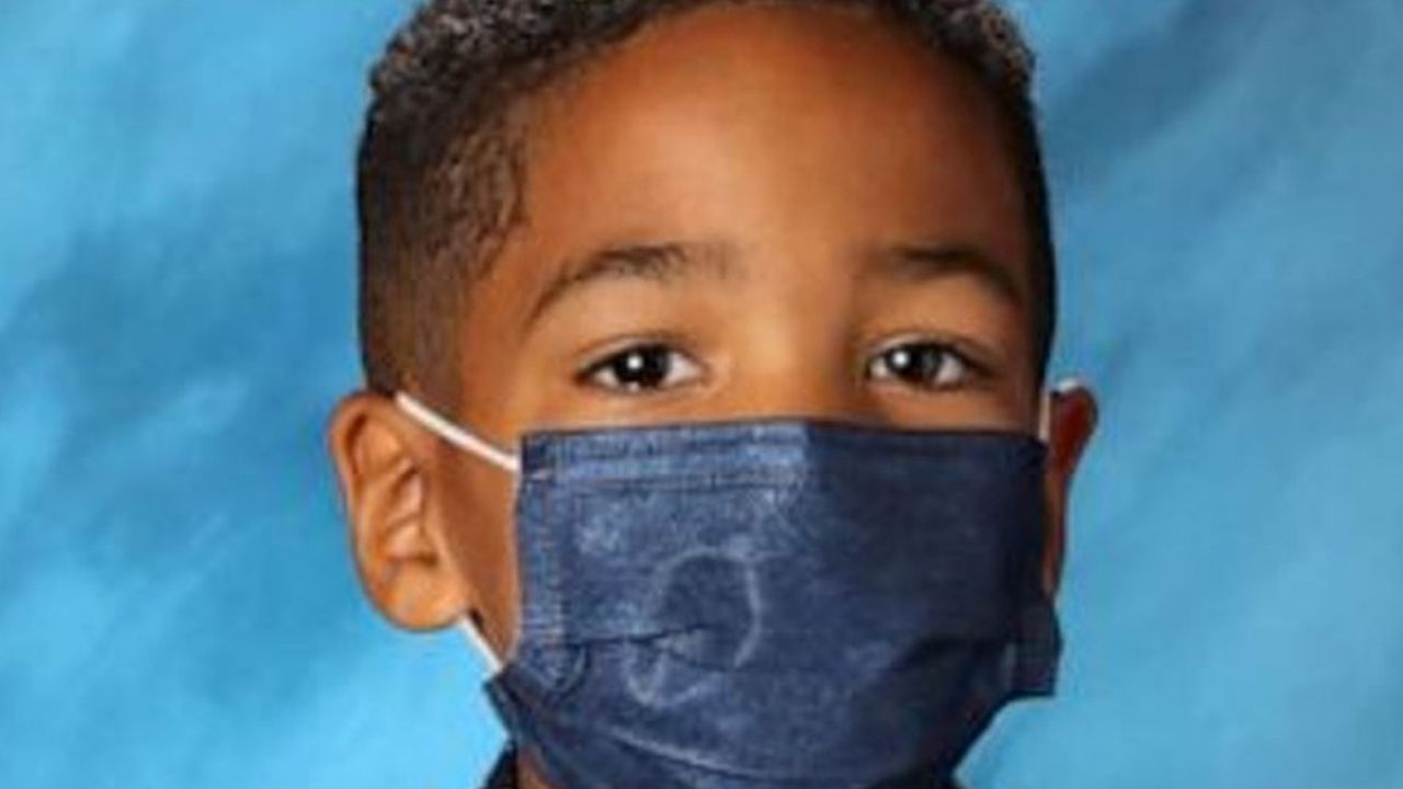 Menino recebe doações por não retirar máscara para foto na escola: ‘Quando não tiver ninguém por perto’