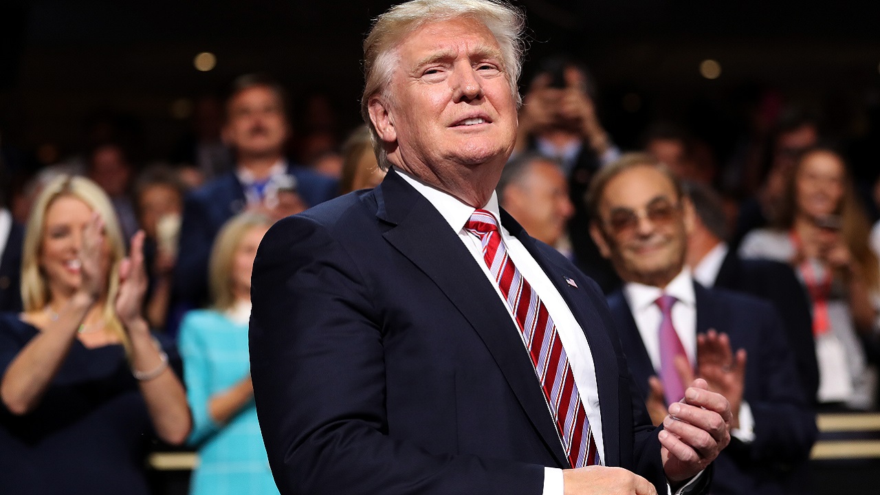 Donald Trump é absolvido no Senado e seus advogados comemoram: “Vamos para a Disney!”