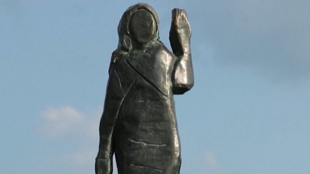 Nova estátua em homenagem a Melania Trump é erguida em sua cidade natal, na Eslovênia
