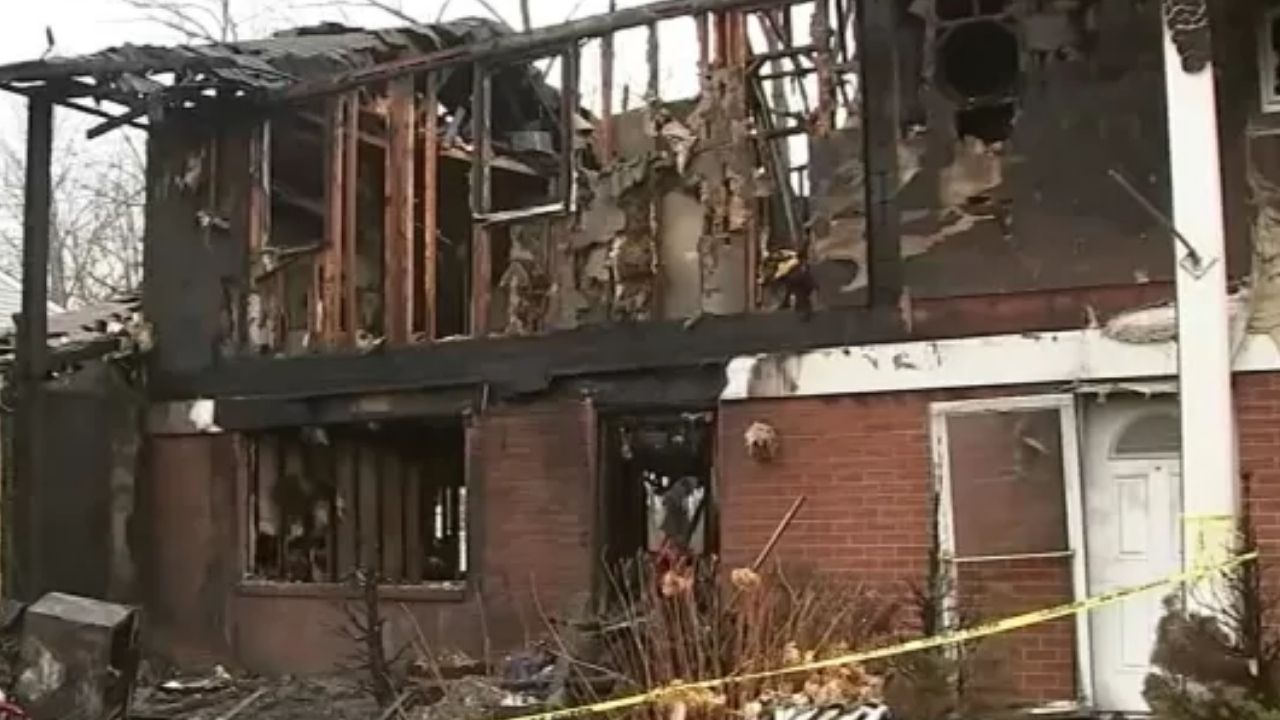 Árvore de Natal pega fogo e incendeia casa nos EUA