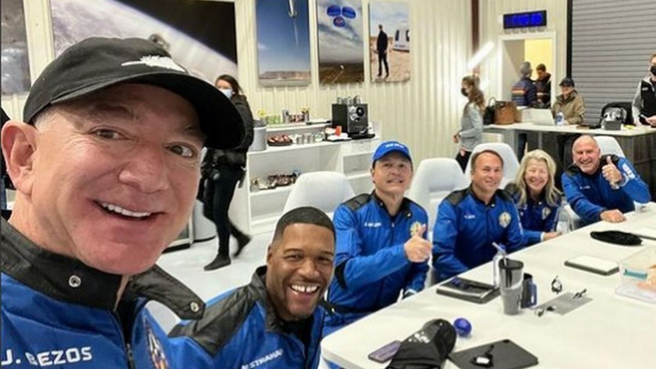 Jeff Bezos é criticado por sorrir em selfie em meio à tragédia