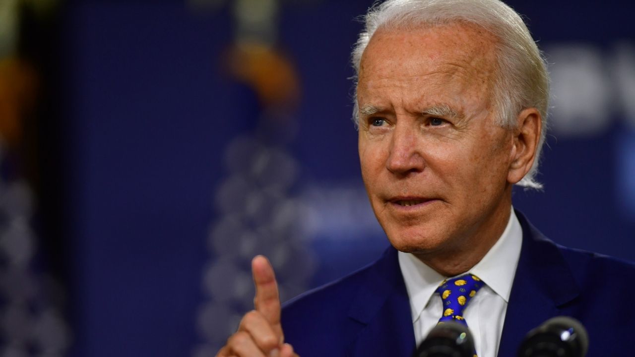 Popularidade de Joe Biden cresce nos EUA, à medida que casos de covid-19 diminuem no país