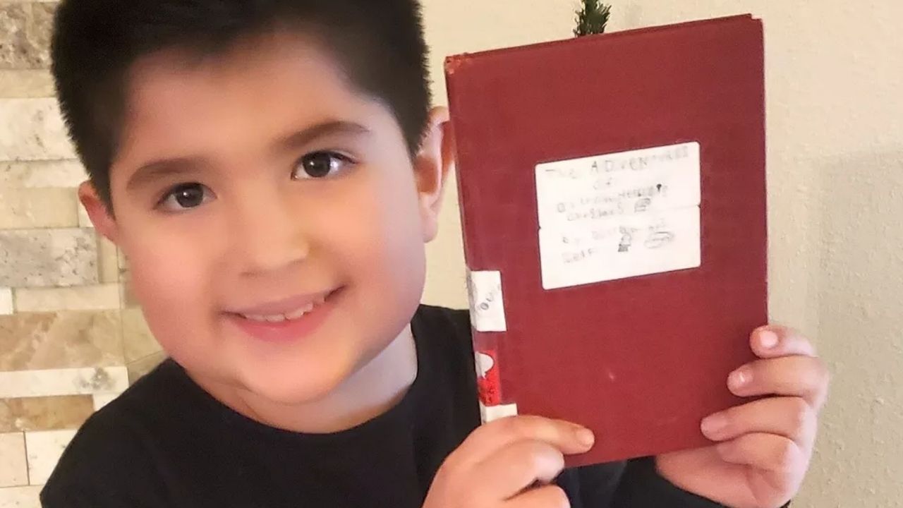 Garoto de 8 anos coloca livro próprio em biblioteca pública e vira sucesso regional