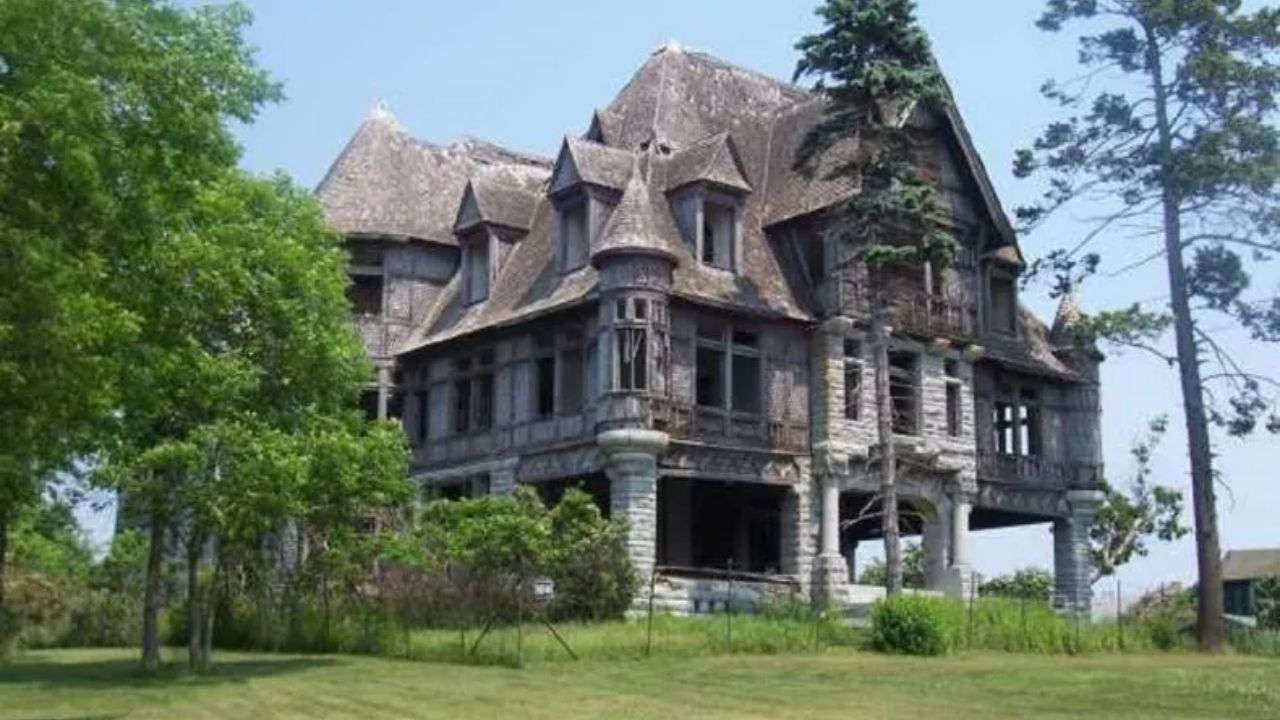 A história por trás da mansão de 1895 abandonada em ilha de Nova York