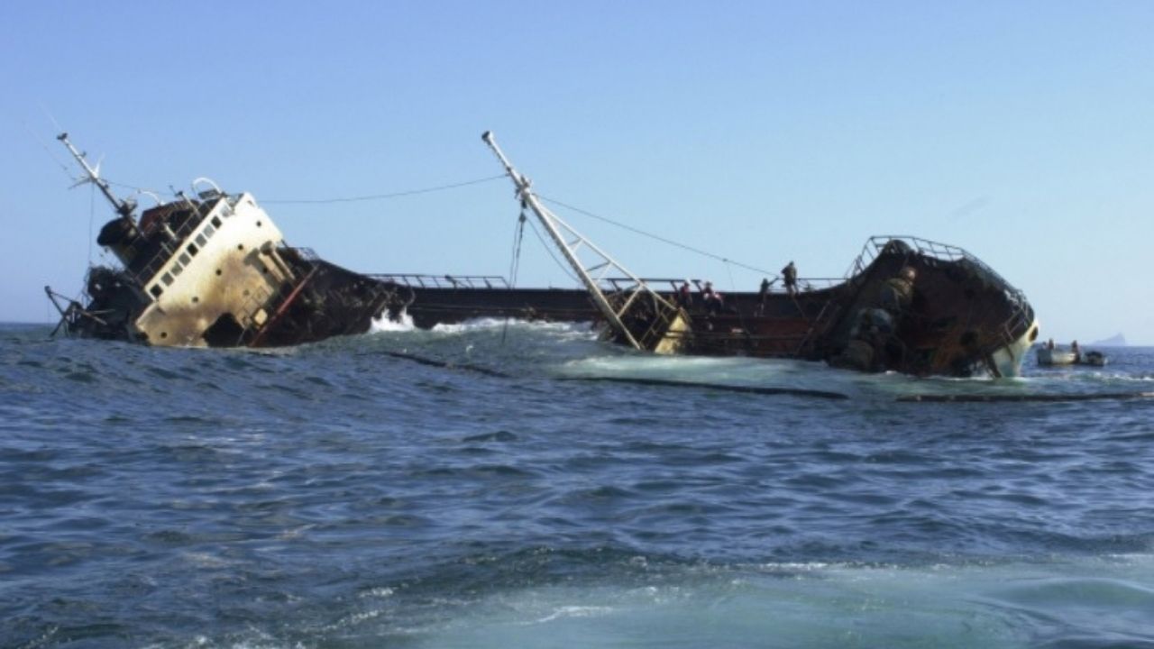 Com 4.200 carros, navio naufragado há 1 ano ganha data para desmonte