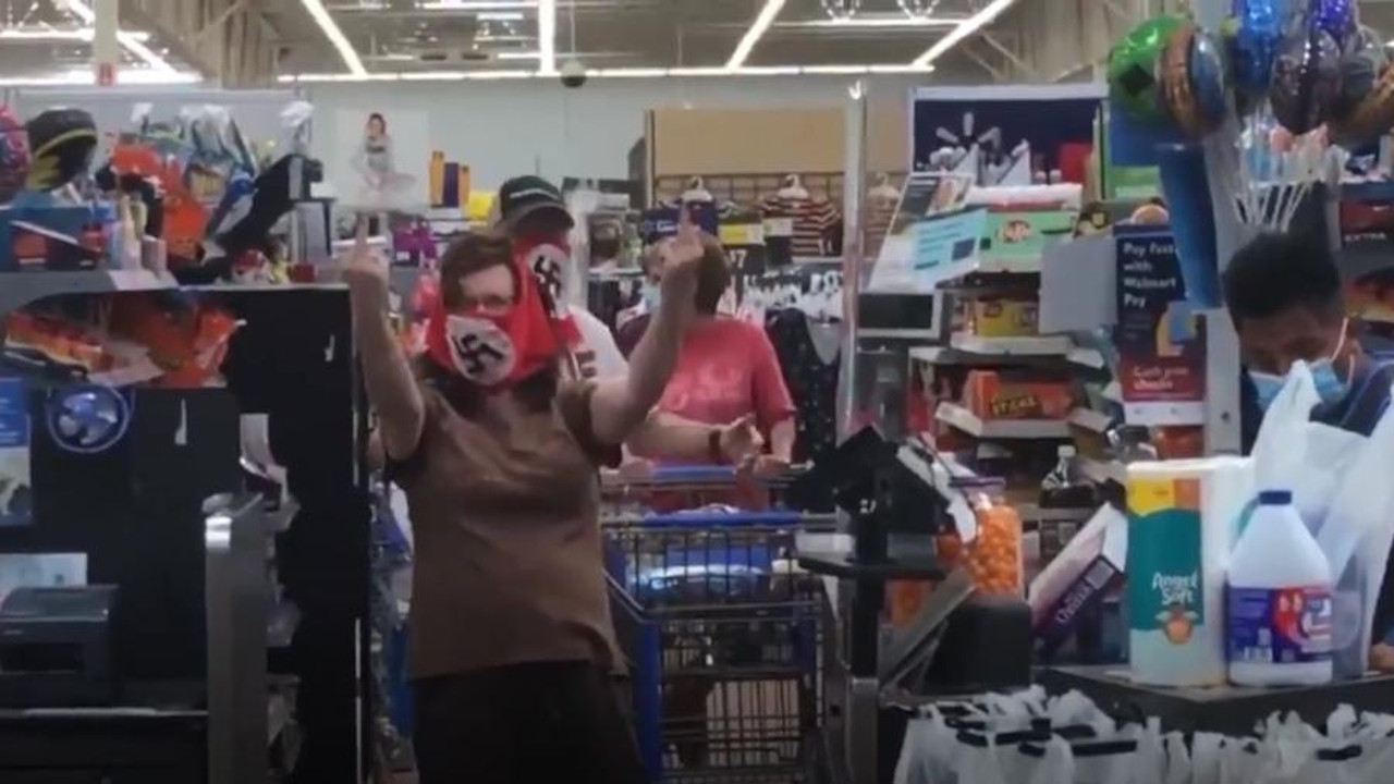 Nos EUA, casal faz compras com máscaras que estampavam suástica