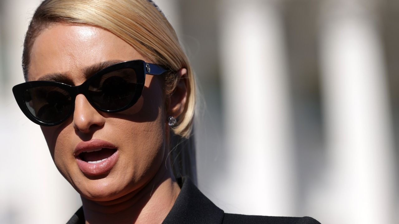 Paris Hilton pede reforma na lei norte-americana para proteger população jovem