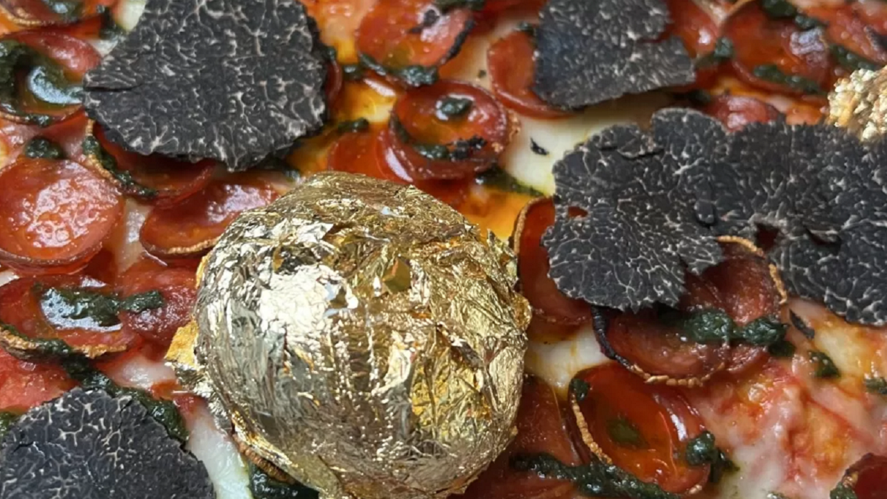 Pedaço de pizza com ouro 24 quilates chama atenção em Nova York