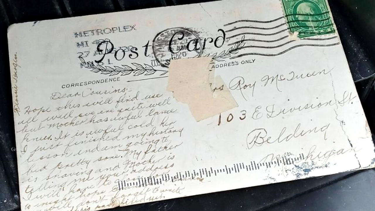 Mulher recebe postal datado de 1929, nos EUA