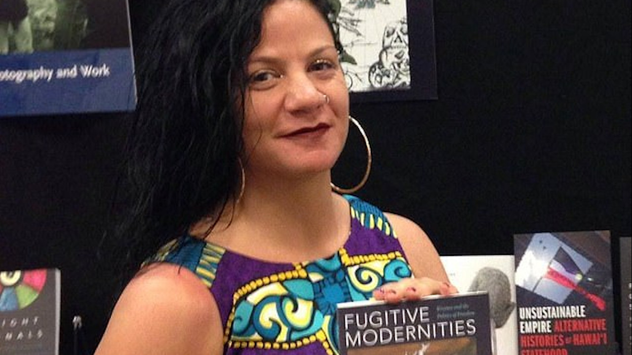 Professora que se passava por negra pede demissão de universidade