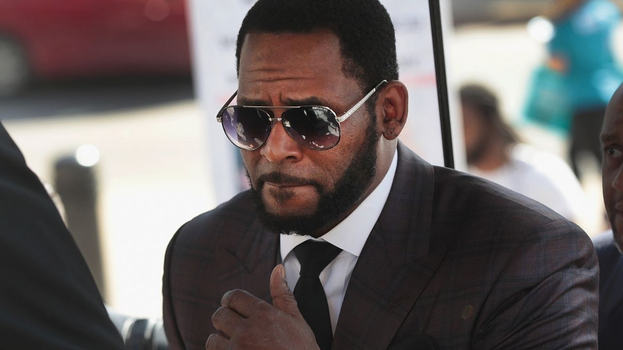 Tribunal de Nova York condena cantor R. Kelly por tráfico sexual