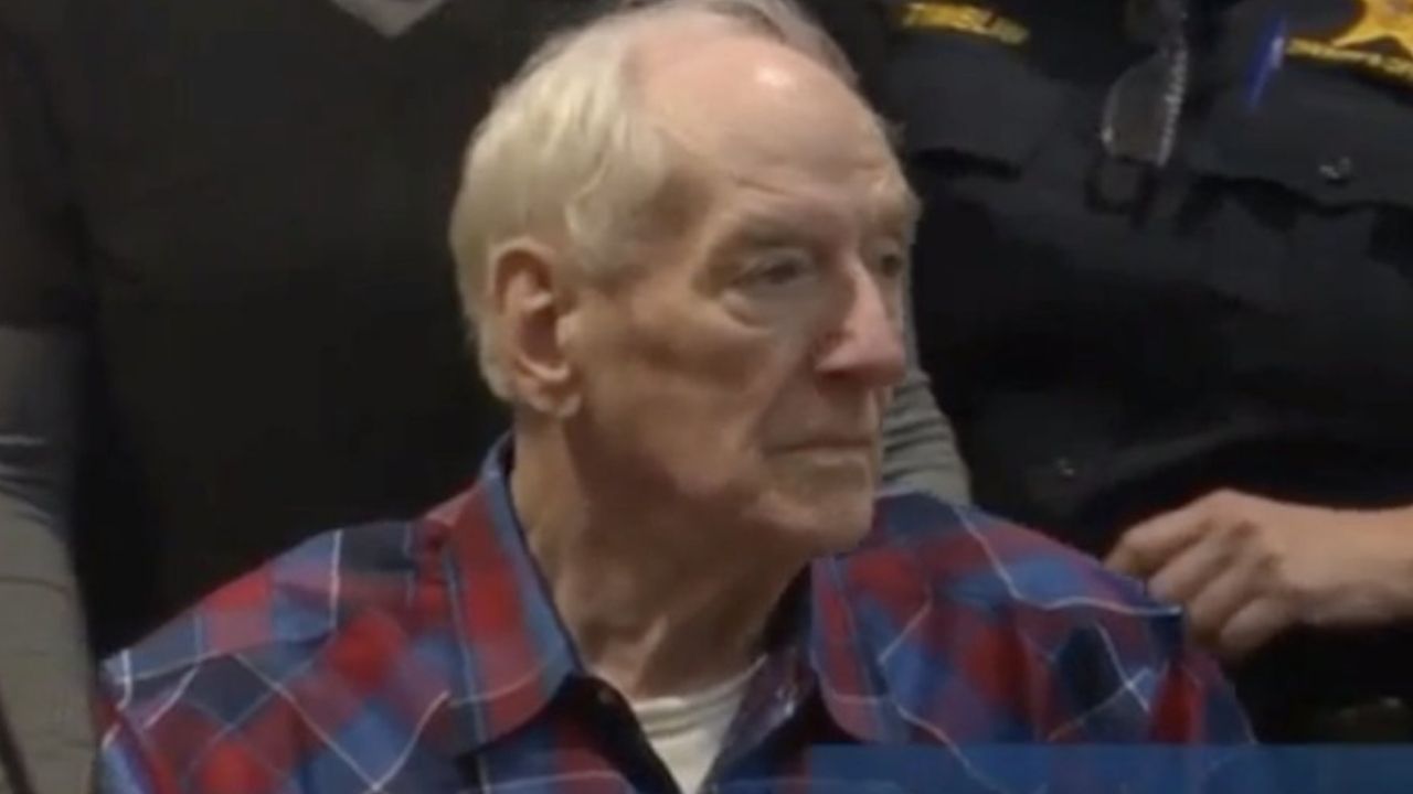 45 anos após cometer homicídio duplo, homem de 84 anos recebe sentença