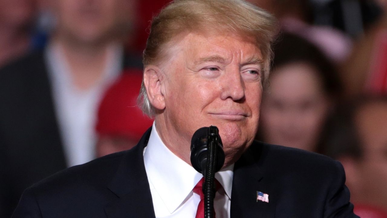 Trump declara que autorizou a desclassificação de documentos relativos à “farsa russa” e ao escândalo de e-mails de Hillary Clinton