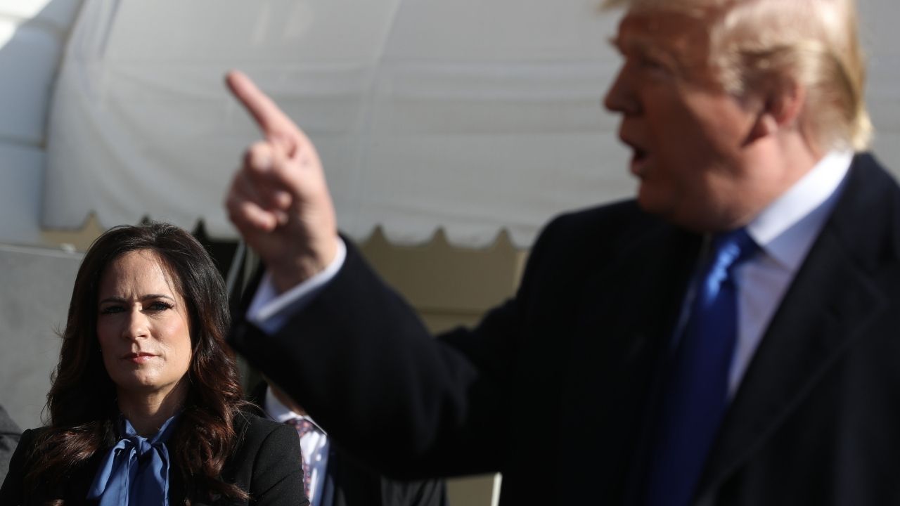 Ex-secretária de imprensa afirma que Trump tinha funcionário encarregado de tocar músicas para acalmá-lo