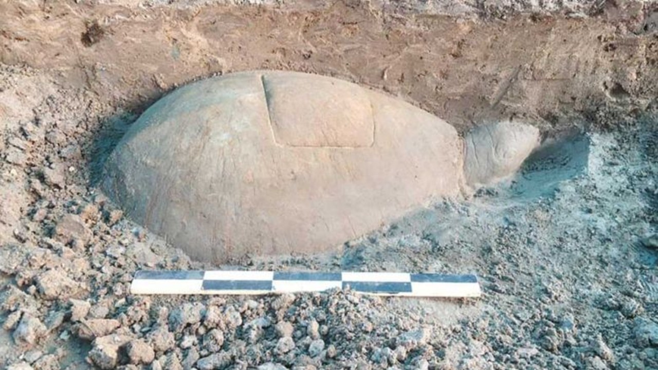 Estátua de tartaruga encontrada no Cambodja está ligada a rituais hindús, afirmam arqueólogos