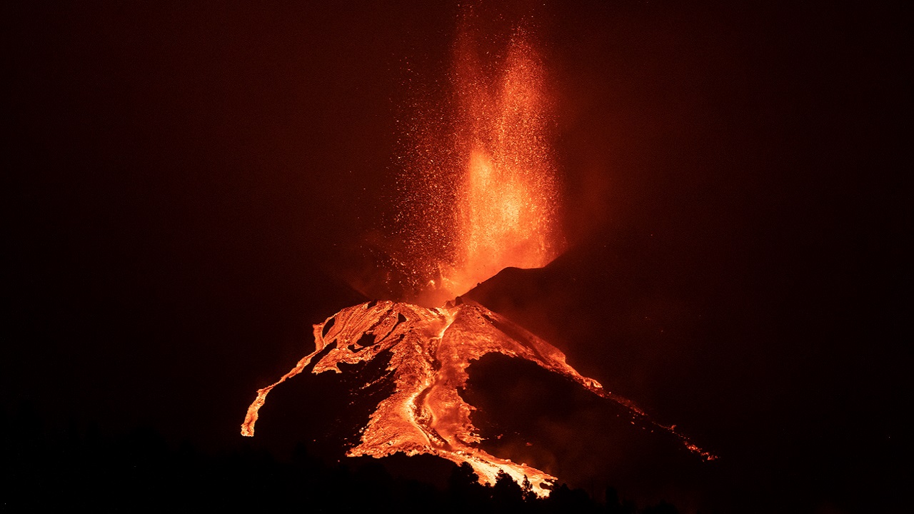O vulcão espanhol que ameaçou o Brasil: Relembre a erupção do Cumbre Vieja