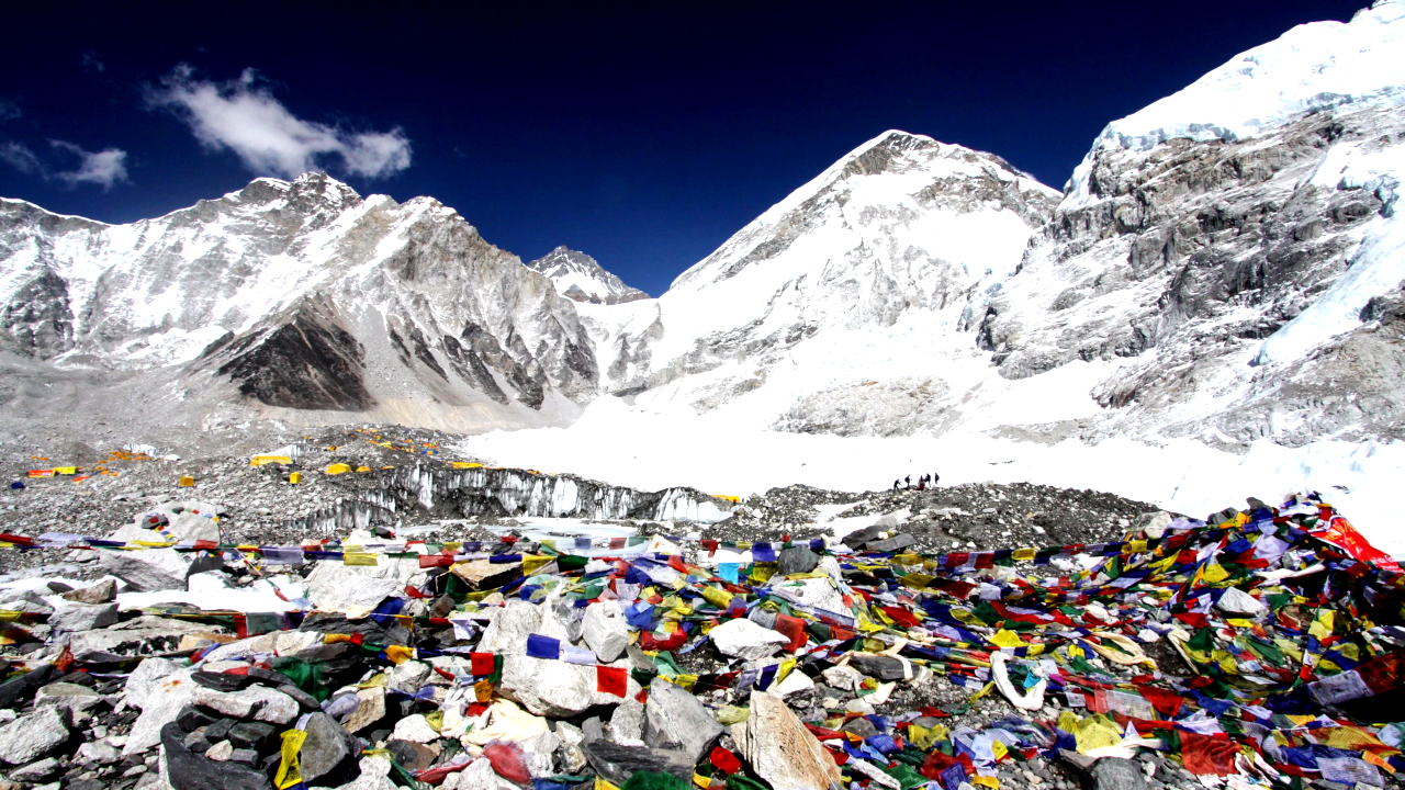 Voluntários removem 3 toneladas de lixo e 4 cadáveres do topo do Monte Everest