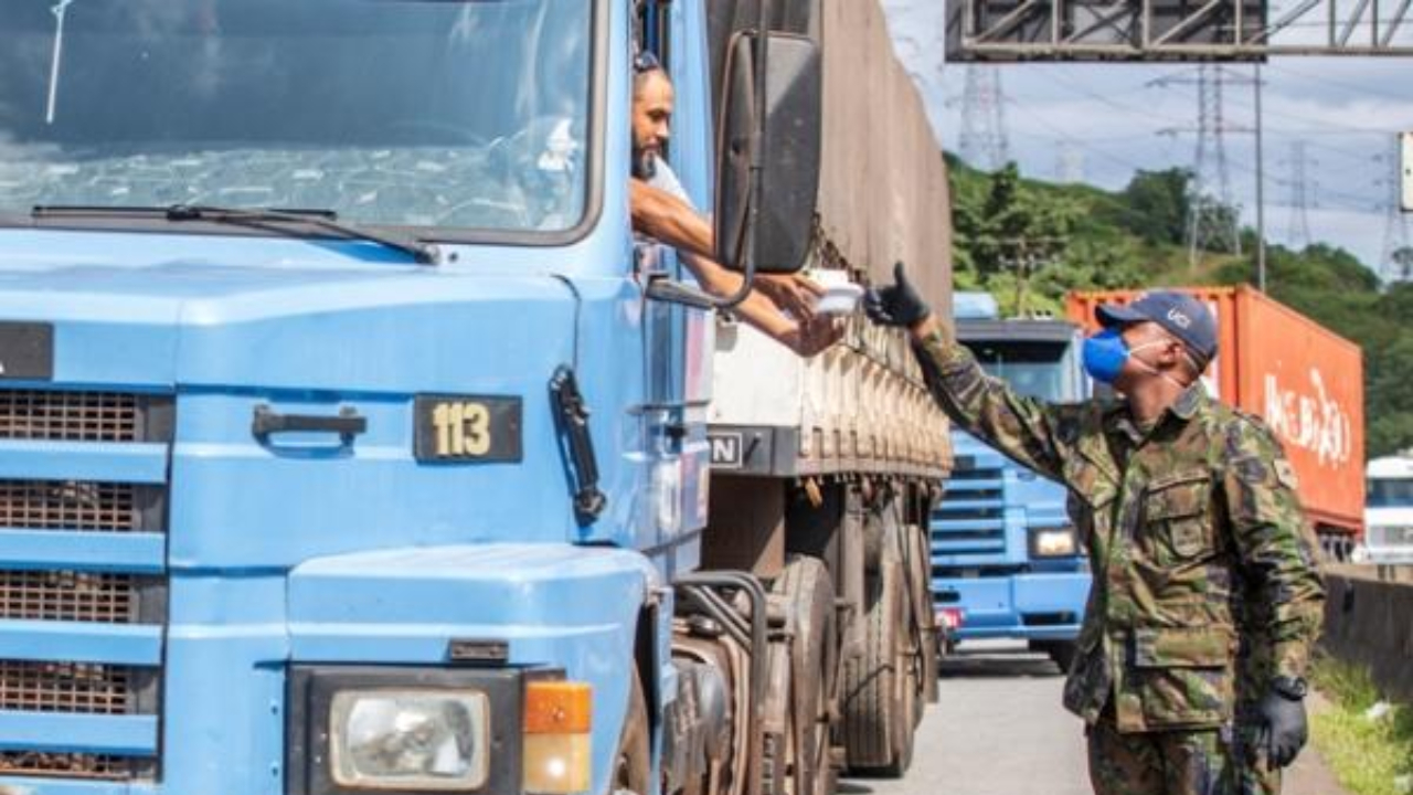 Força Aérea Brasileira monta rancho de campanha para alimentar caminhoneiros nas estradas