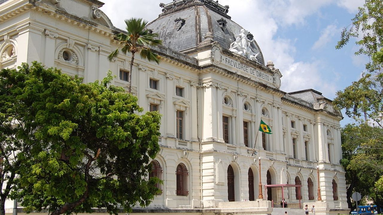 Importante acervo histórico é roubado após invasão da Faculdade de Direito de Recife