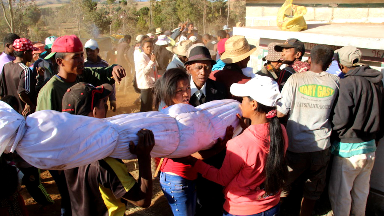O insólito festival de Madagascar que desenterra cadáveres