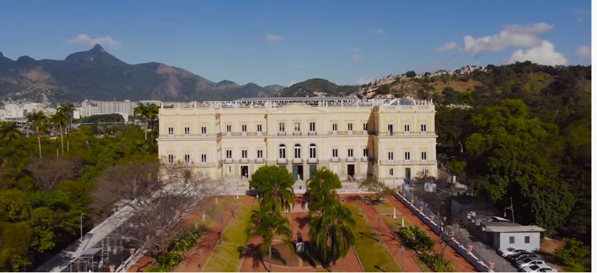 Após incêndio, jardim com estátuas no Museu Nacional é aberto ao público