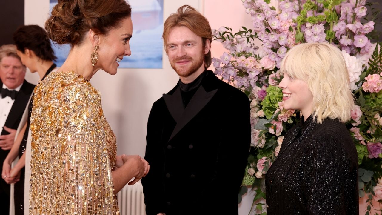 Cantora revela que se esqueceu de seguir protocolos reais, em encontro com William e Kate