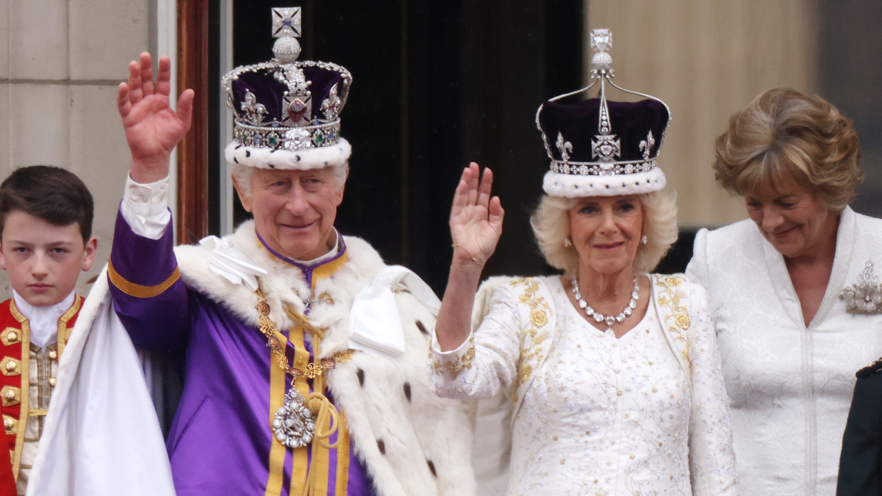 Charles III e Camilla Parker durante coroação oficial