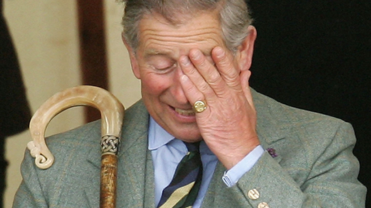 Por que o rei Charles sempre usa o mesmo anel no mindinho?