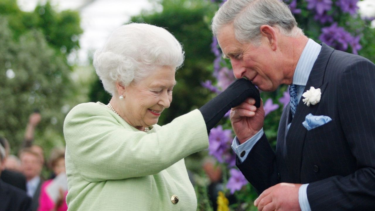 Príncipe Charles fala sobre estado de saúde da mãe, rainha Elizabeth II