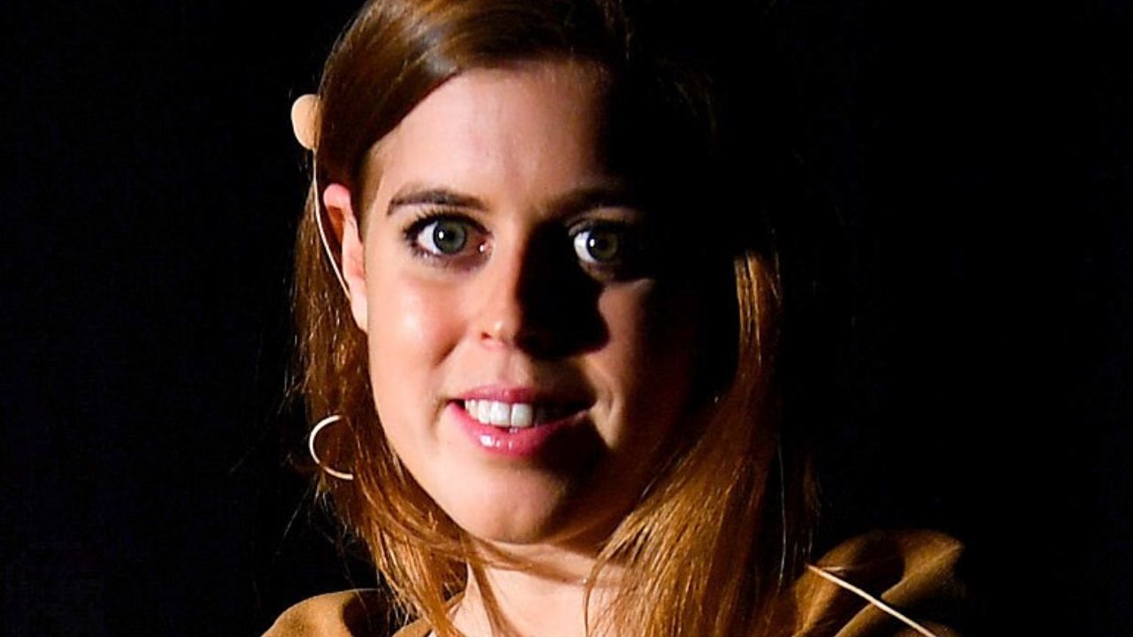 Princesa Beatrice, filha do polêmico príncipe Andrew, se casa em cerimônia secreta