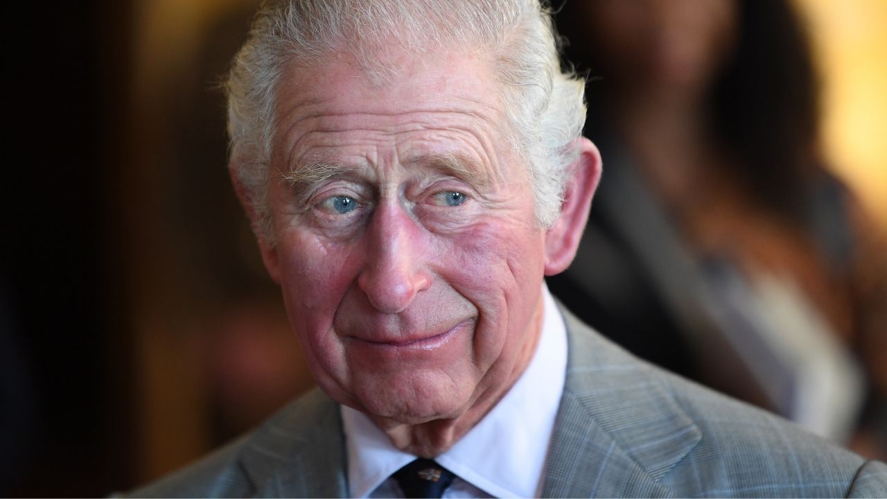 Príncipe Charles nega ter questionado cor da pele de filho de Harry