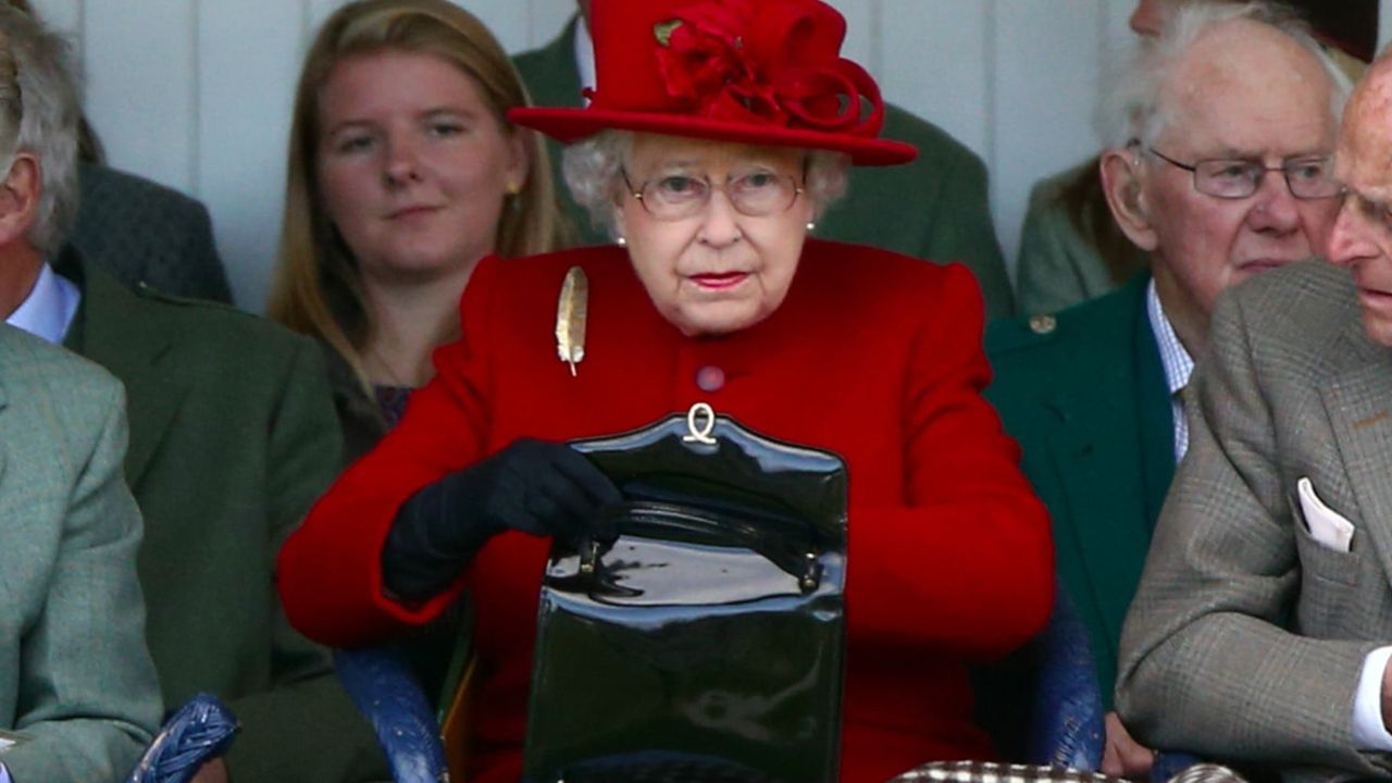 Os truques por trás da inseparável bolsa da rainha Elizabeth II