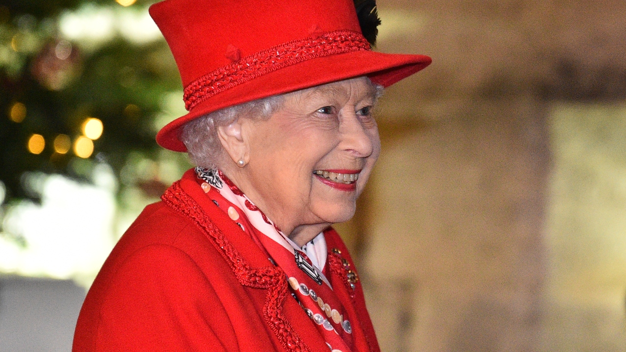 O inusitado motivo para a rainha Elizabeth II nunca mudar seu penteado