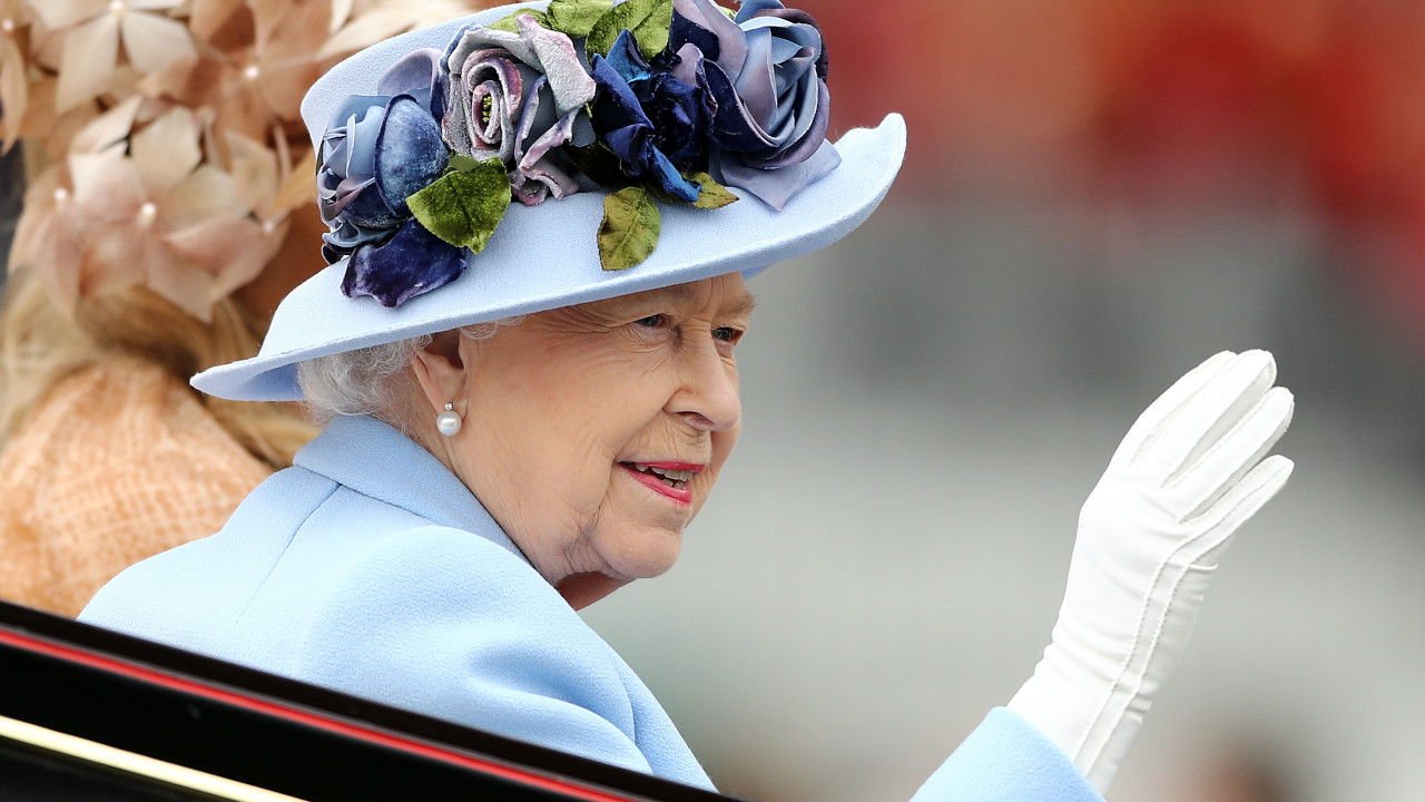 Pela primeira vez, Elizabeth II participa de videoconferência pública