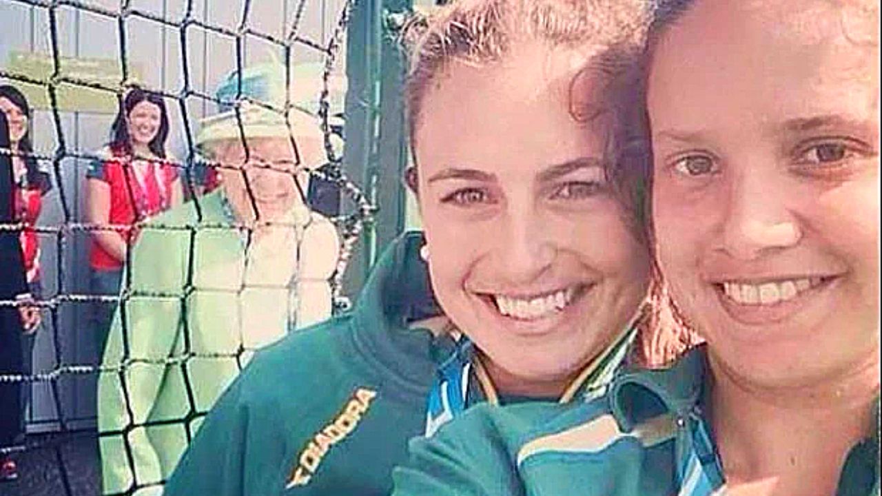 Bem-humorada, Elizabeth II chegou a ‘invadir’ selfie de atletas