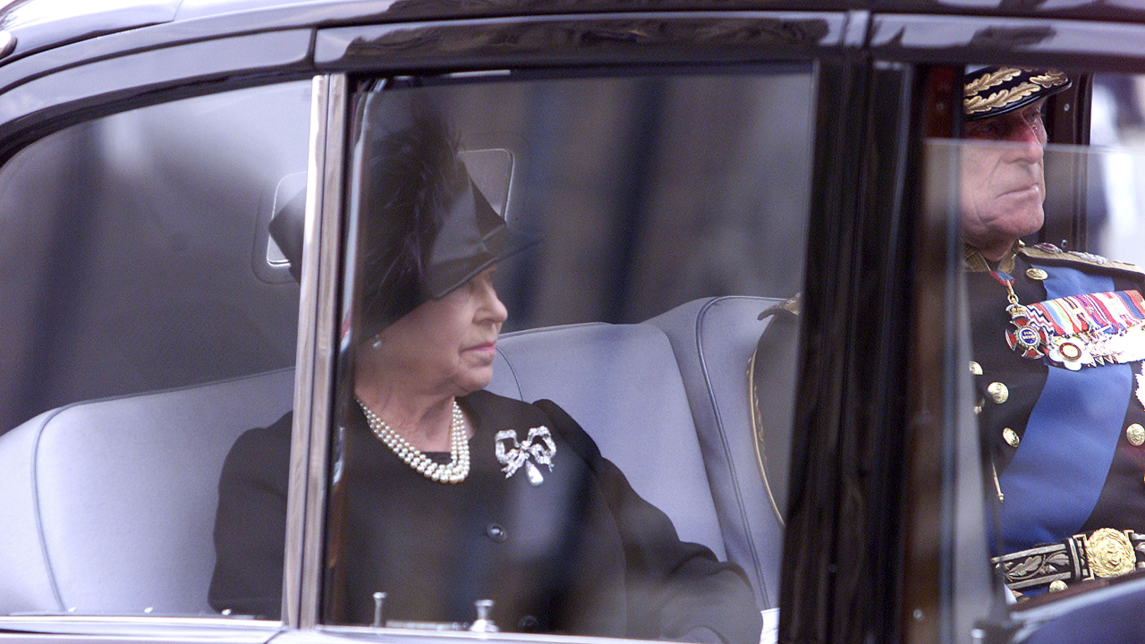 Monarquia em luto: Como são as vestes da família real britânica durante um funeral?