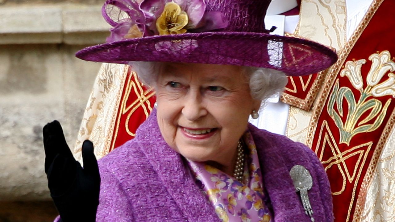 Com problemas de mobilidade, Elizabeth II não participará de festa tradicional