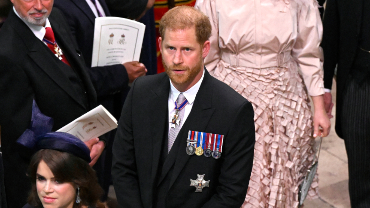 Especialista aponta tensão de Harry durante coroação de Charles; entenda!