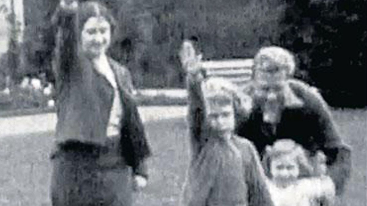 A verdade por trás da foto de Elizabeth II saudando Hitler na década de 1930
