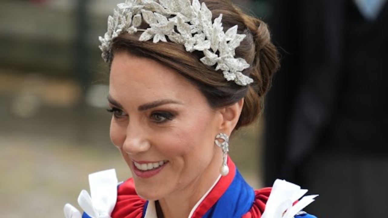 Tiara delicada e joia de Diana: Os detalhes do look de Kate Middleton na coroação de Charles III