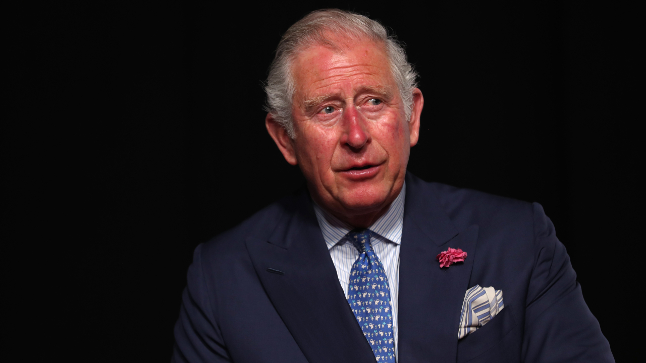 Por que o rosto do rei Charles III é avermelhado? Entenda condição