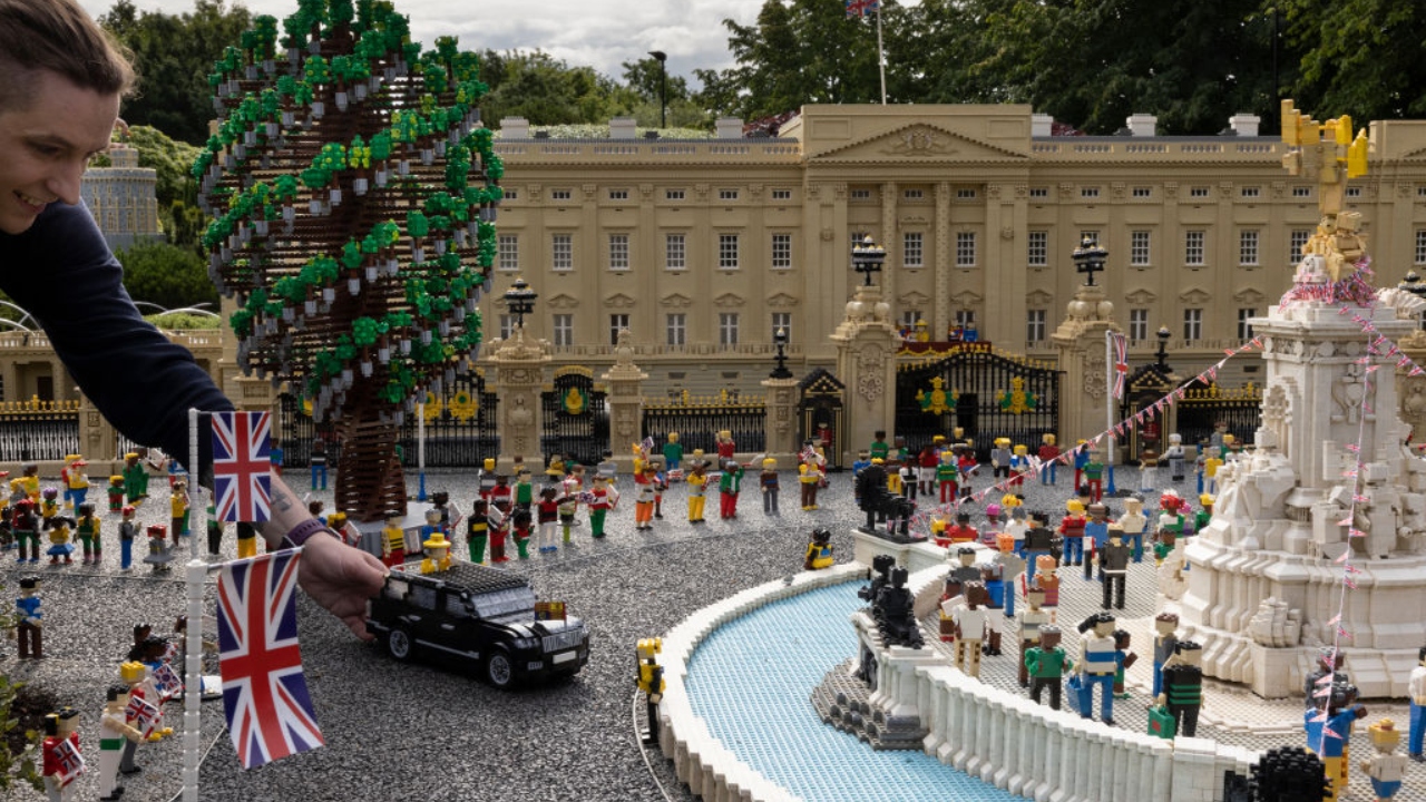 Lego homenageia 70 anos do reinado de Elizabeth II com reprodução do Jubileu