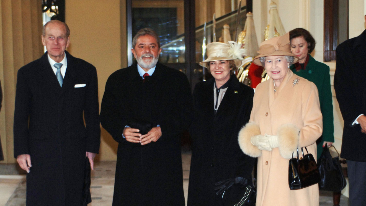 Em 2006, Elizabeth II conheceu Lula e mostrou curiosa lembrança do Brasil