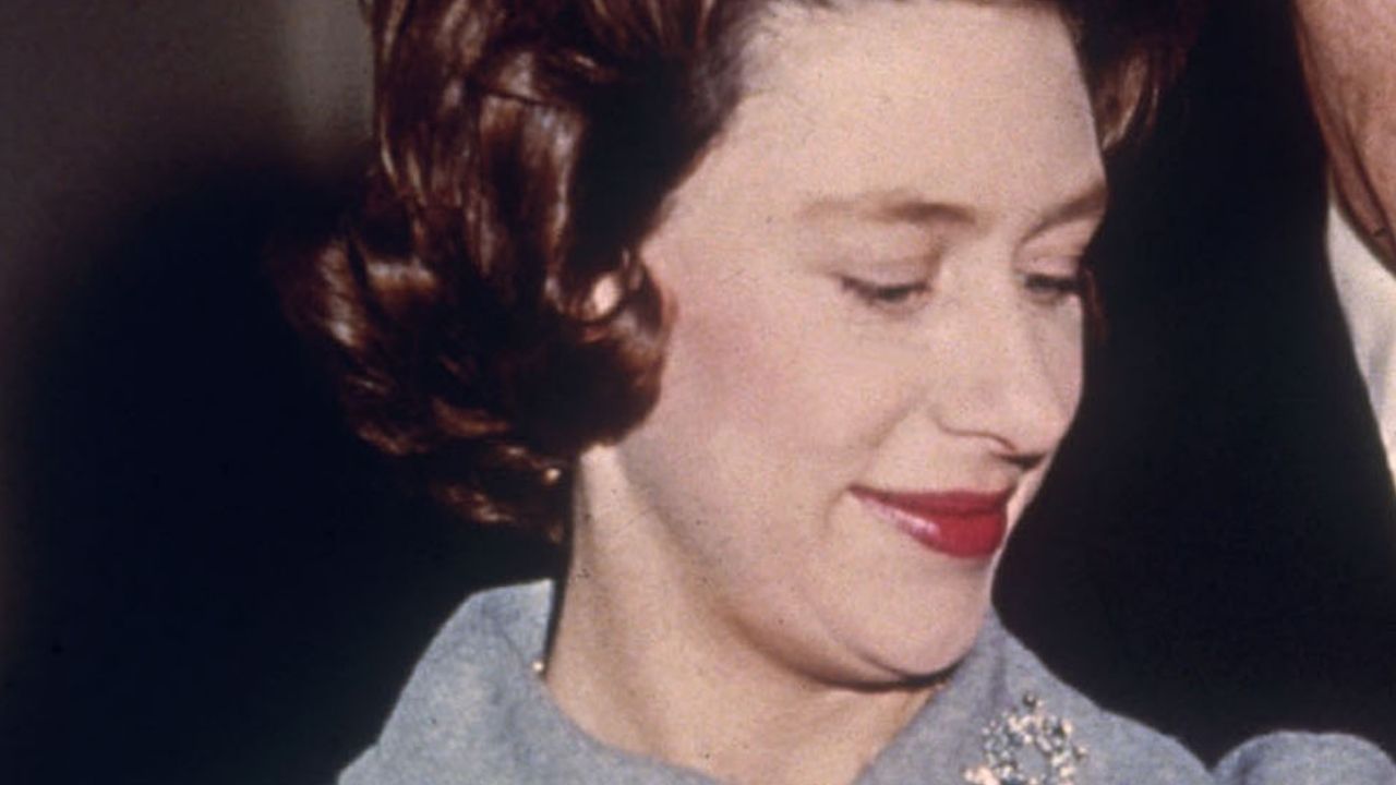 Qual era a posição da irmã de Elizabeth II na linha de sucessão ao trono?