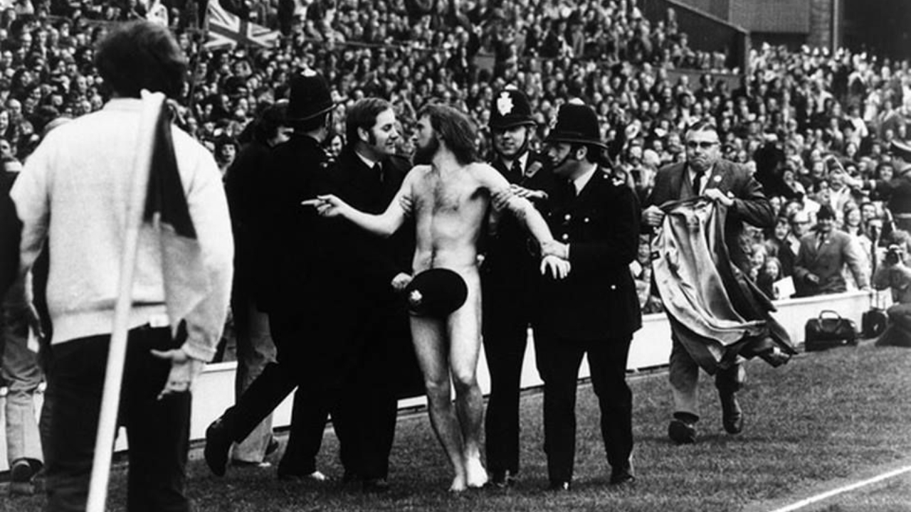 O homem que invadiu um jogo de rúgbi pelado na presença de um membro da realeza