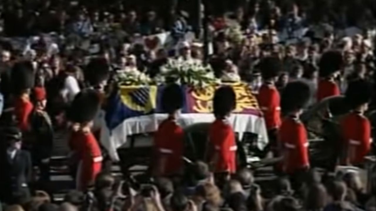 Flores e dúvidas sobre a monarquia: Como foi o funeral da princesa Diana há exatos 25 anos