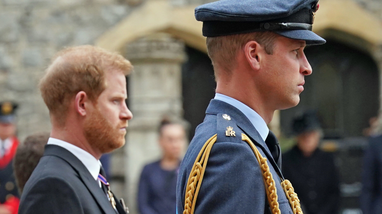 Por que William e Harry usavam trajes diferentes no funeral da rainha?