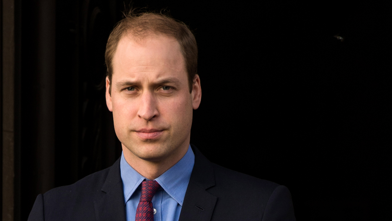 No Reino Unido, Príncipe William é vacinado contra a Covid-19