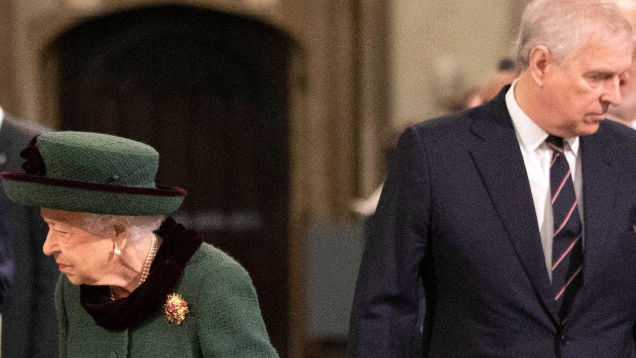 Elizabeth II teria insistido para ser acompanhada por Andrew em memorial