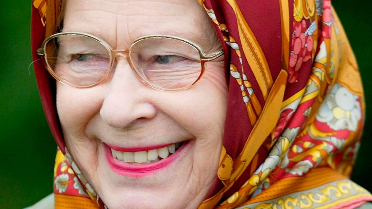 Funcionário da rainha testa positivo para Covid-19, mas Elizabeth II permanece no palácio
